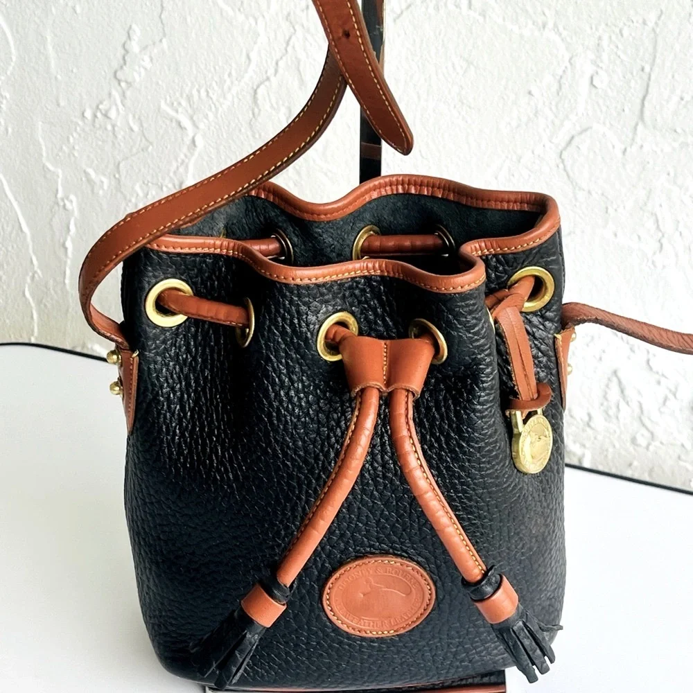 MINI VINTAGE DOONEY AND BOURKE CROSSBODY BUCKET BLACK /BRITISH TAN ♦️HOST PICK♦️ - Picture 2 of 16